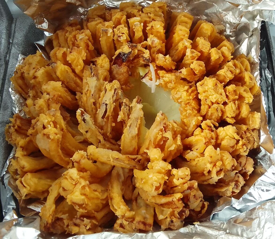 A well-done bloomin' 🧅 from my local steakhouse. With 3 sides of sauce, natch 😋