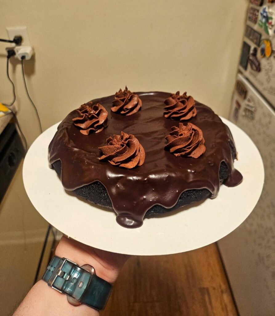 Flourless chocolate cake with SO much chocolate ganache 🍫