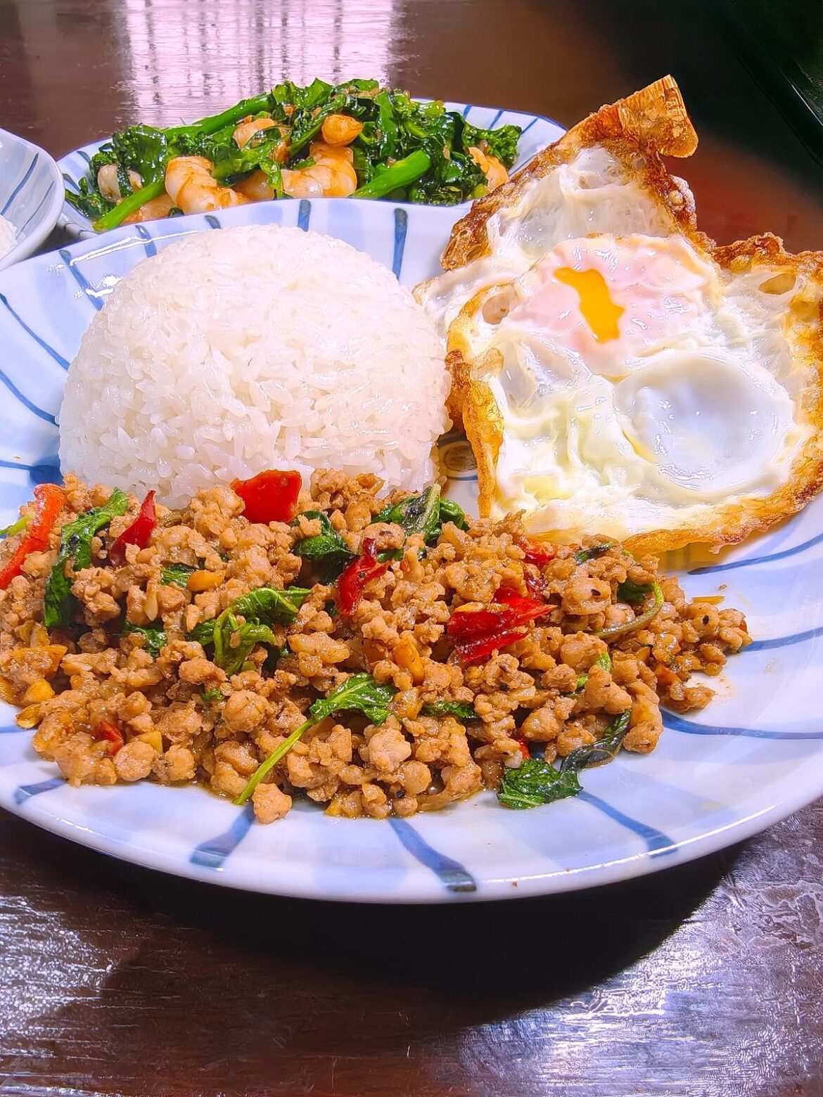 Pad krapow (Thai minced pork stirfry with holy basil) and some kailan for a simple but super flavourful dinner 🤤❤️ the runny egg with crispy edges is a must 😋🍳