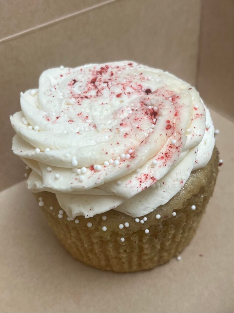 raspberry & cream cupcake🧁 (second pic is for the pervs😜)