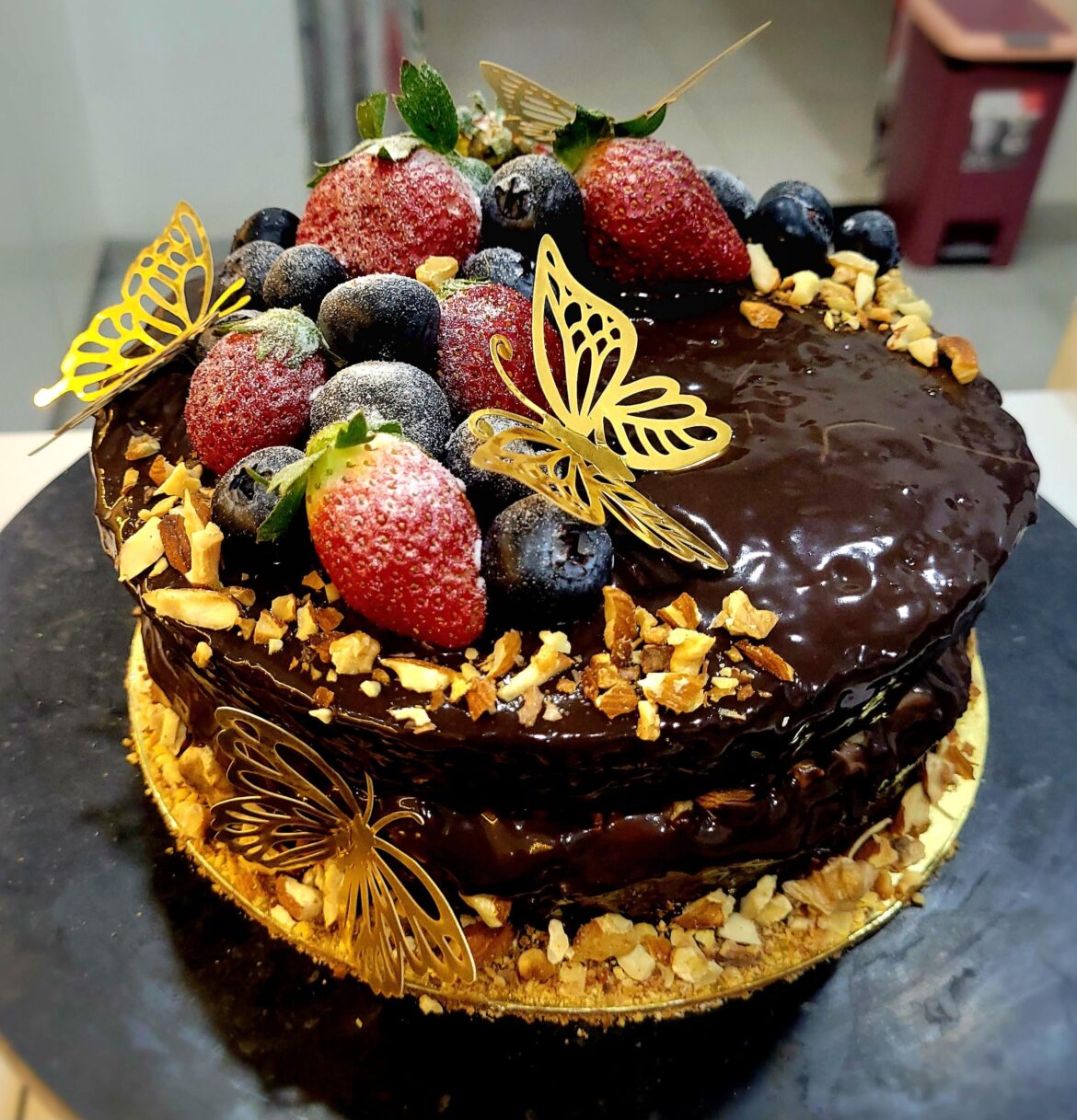 Made this chocolate ganache berry cake today and I’m kinda proud of it