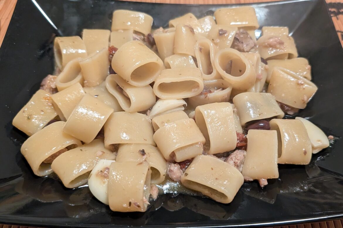 Calamarata con sardine, pomodori secchi e olive