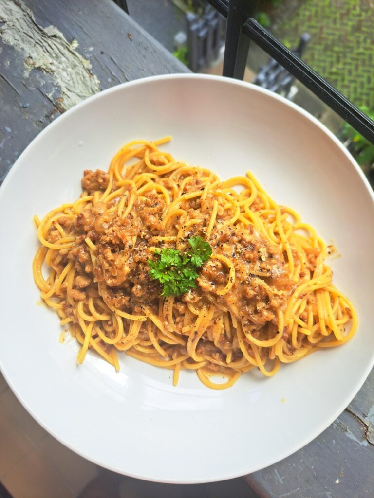 cacio e pepe with pork and caramelised onions