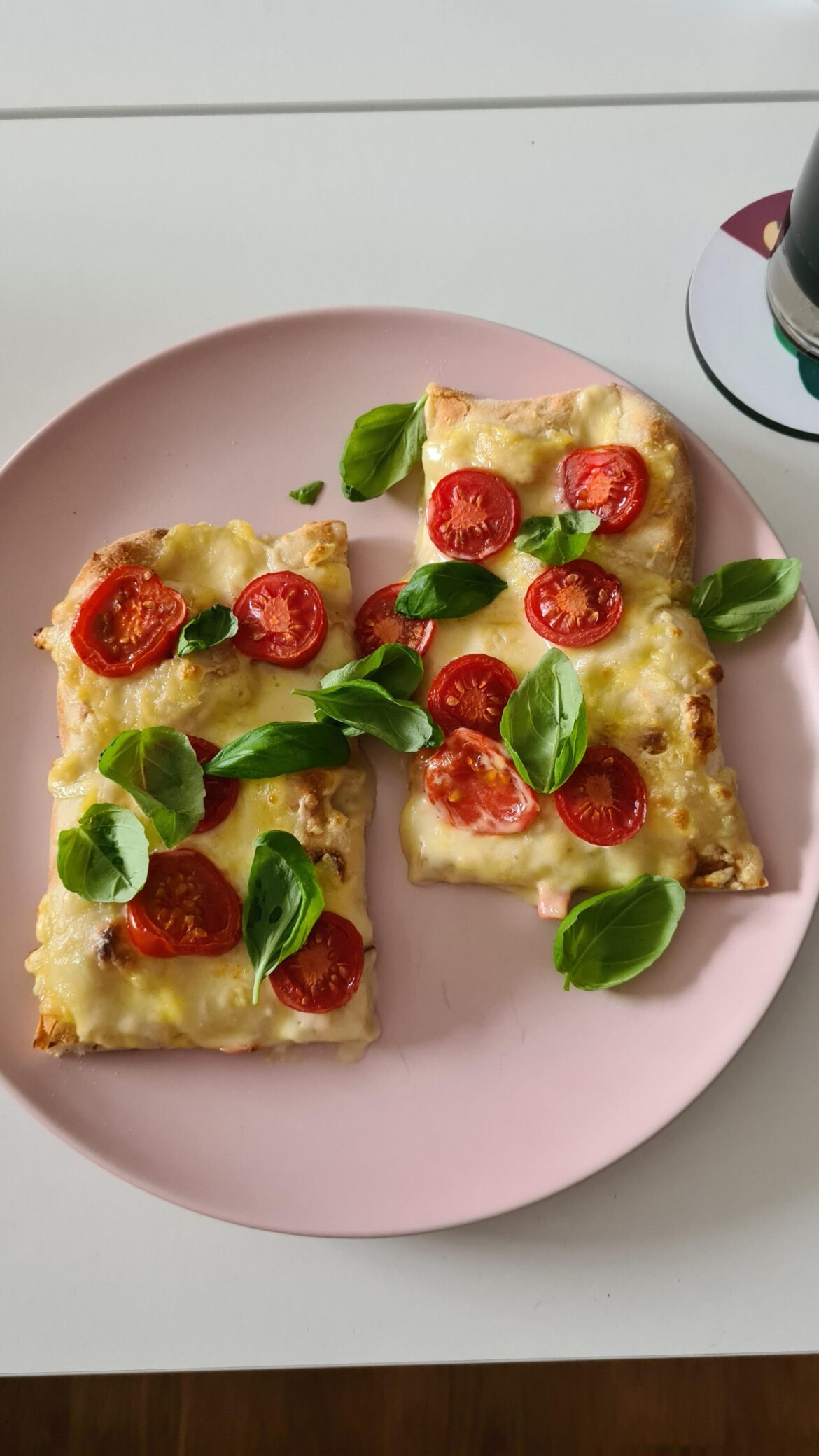 Pinsa w/ vegan cheese, romantica tomatoes and basil