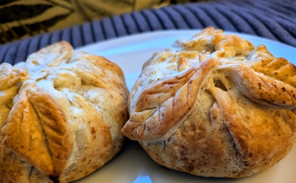 I made cashew cheese, caramelised onion and walnut pastries. They were goooood. Also quite pretty. 😊😋🌱