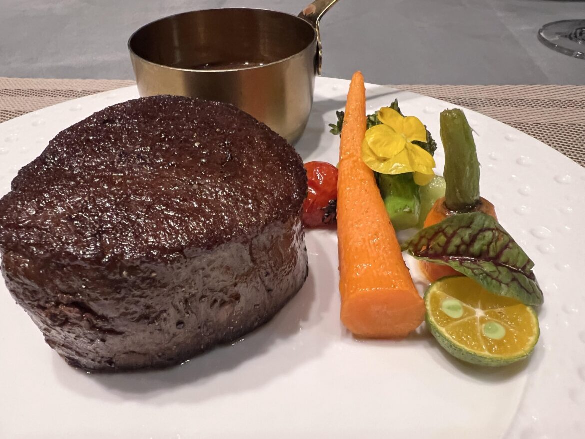 I ate steak in Shanghai