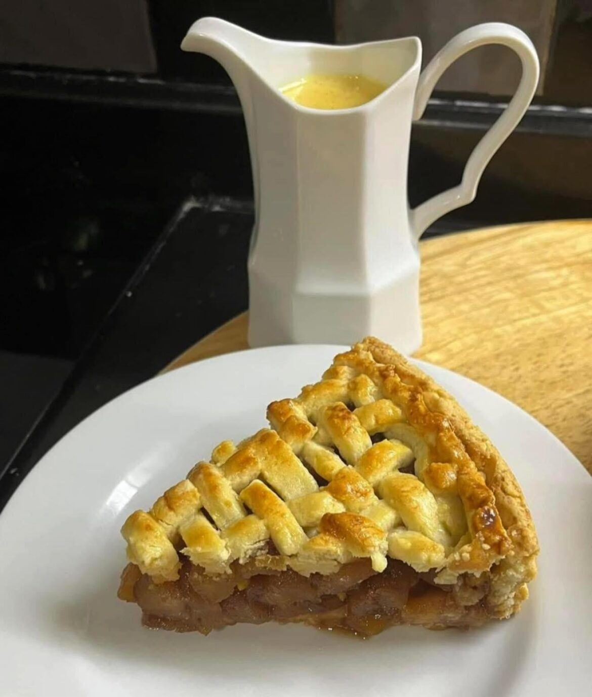 Apple Pie with Vanilla Sauce