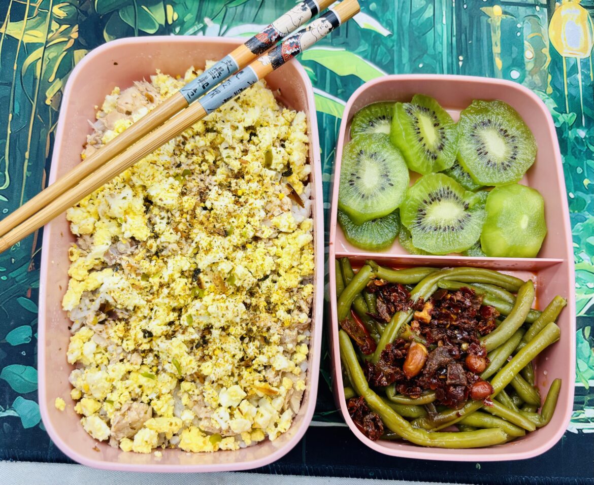 Today’s bento :) Salmon and egg furikake rice, kiwi, and green bean with chili sauce.