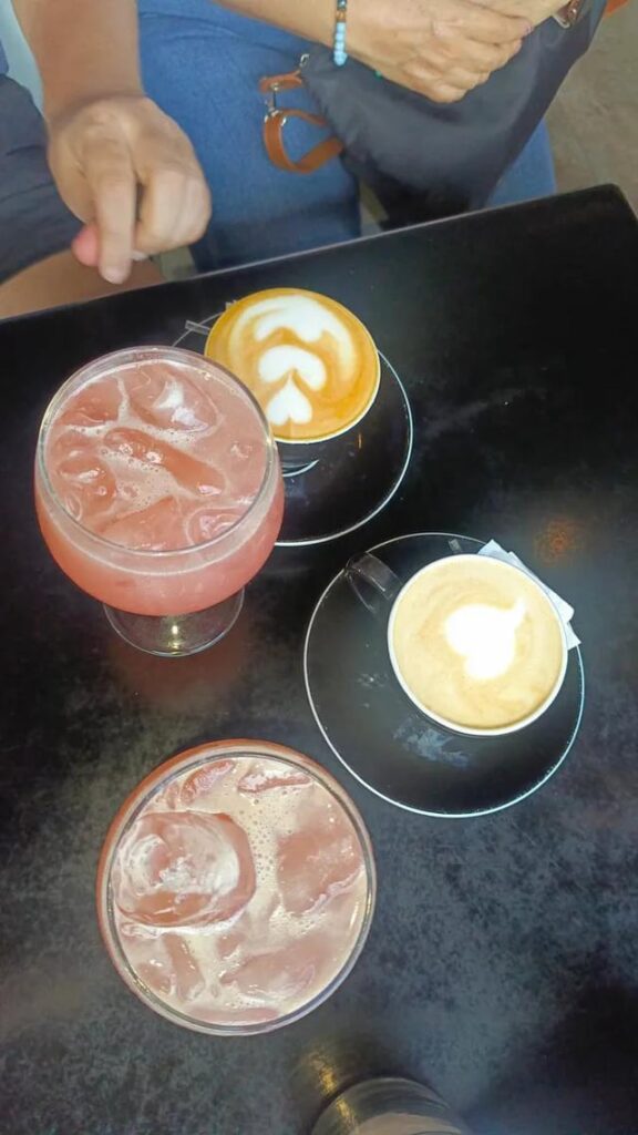 Bajo el Reloj 🍃☕