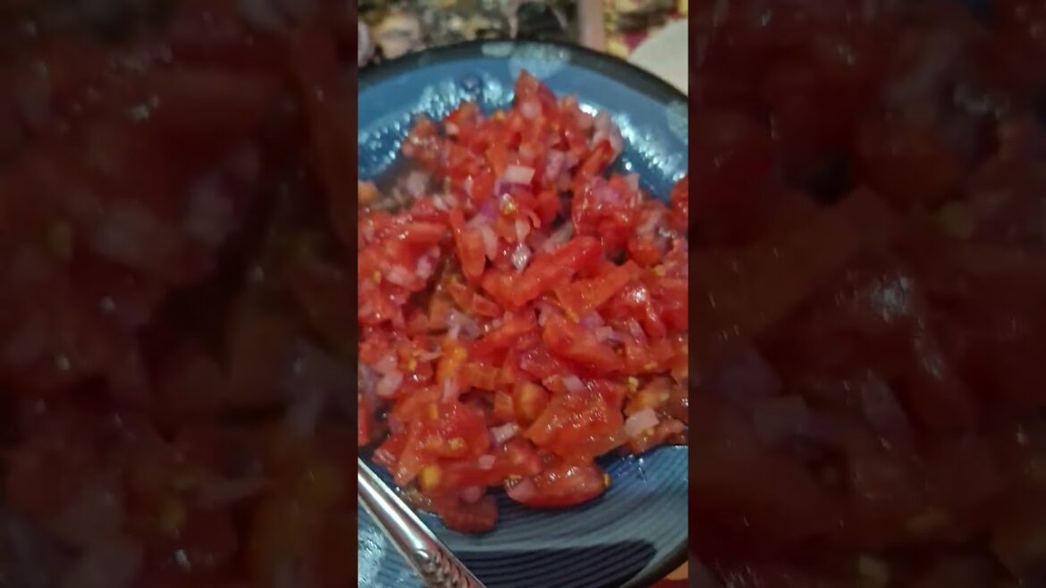 una lata de sardinas asadas en horno y una ensalada fresca desde norte de Marruecos larache .