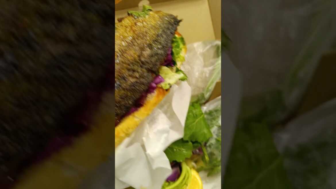 Sağlıklı nesiller için mutlaka balık yiyin efsane bir tat inanılmaz lezzet uskumru ekmek.#balık #diy