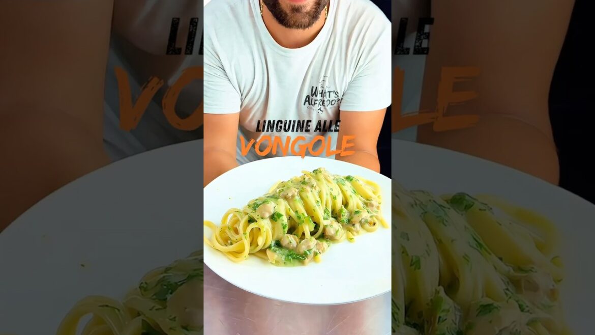 Linguine alle vongole - Little neck clams. Italian seafood classic #vongole #clams #seafoodpasta