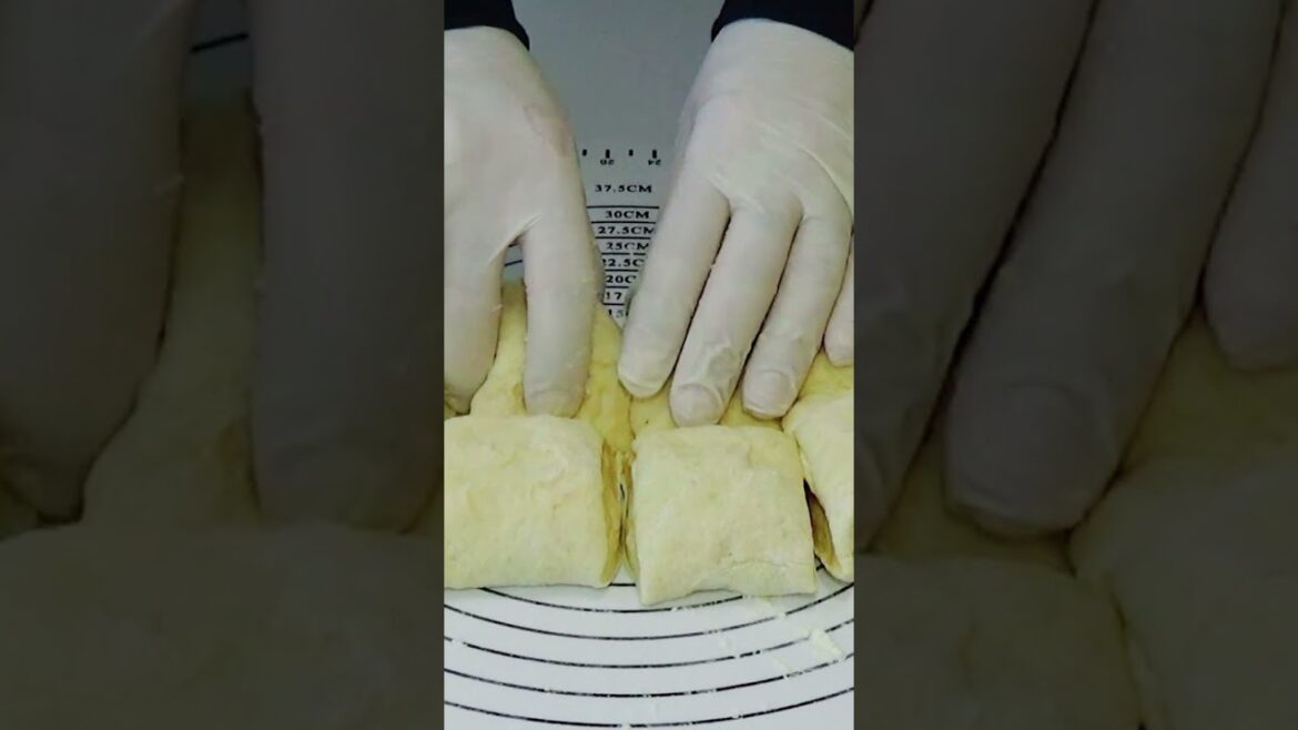 Peynirli Kapalı Pide! Cheese Stuffed Turkish Bread! #peynirlipide, #streetfood, #turkishfood Peynirli Kapalı Pide! Cheese Stuffed Turkish Bread! #peynirlipide, #streetfood, #turkishfood