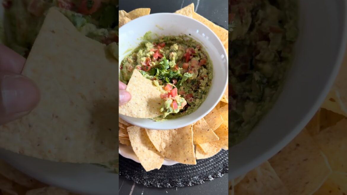 Easy, fresh guacamole recipe! #guacamole  #homemaderecipe  #avocadolovers