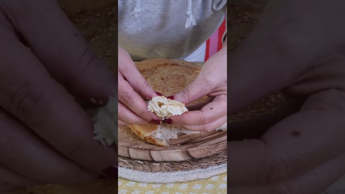 Τυρόπιτα–κουλούρα γεμιστή με φέτα