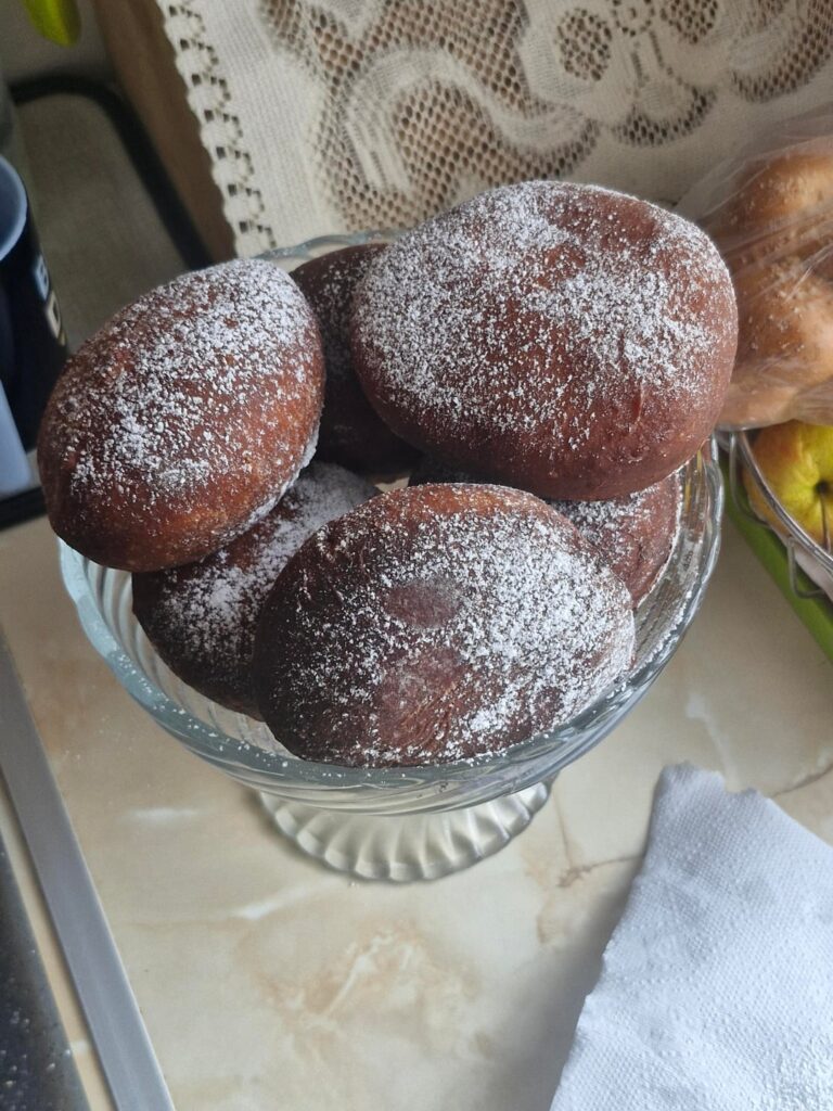 Grandma's pączki (doughnuts) with cherry filling