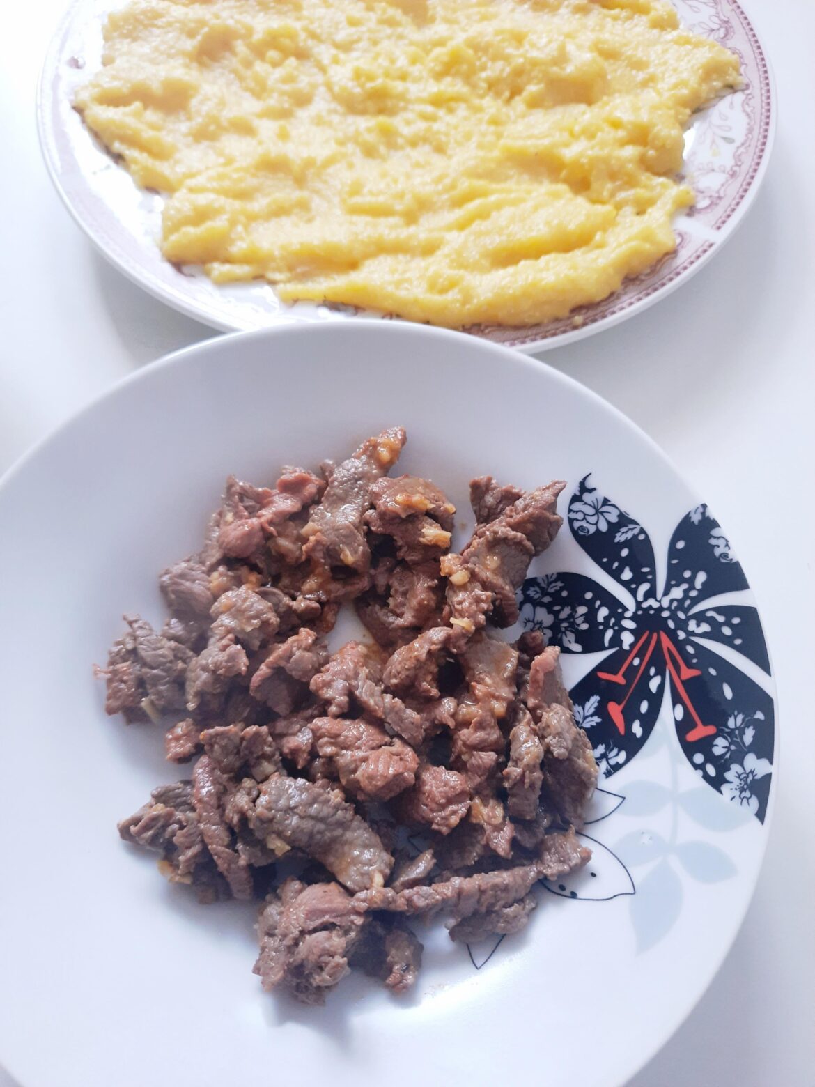Pastramă condimentată de oaie cu mămăligă (Seasoned mutton pastrami with polenta)