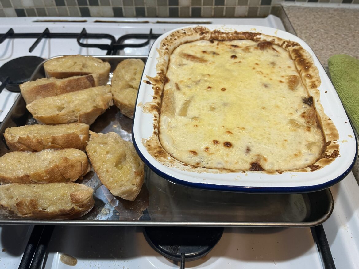 Mac and Cheese with garlic bread