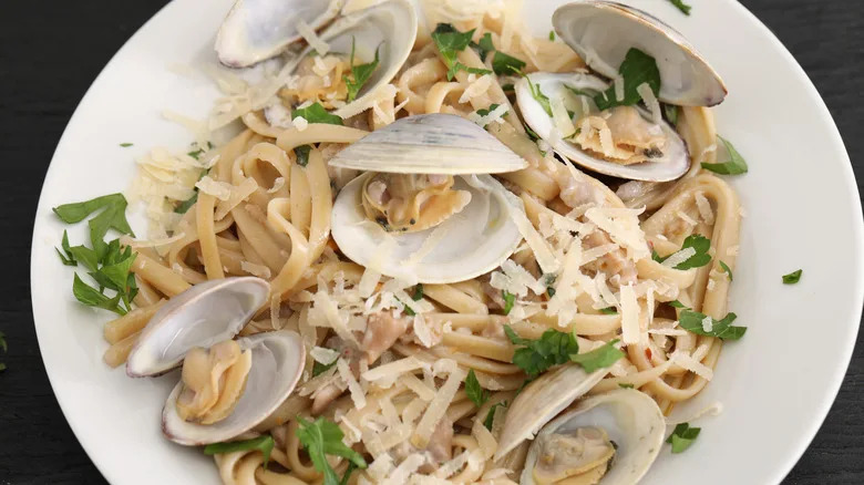 Linguini with white clam sauce