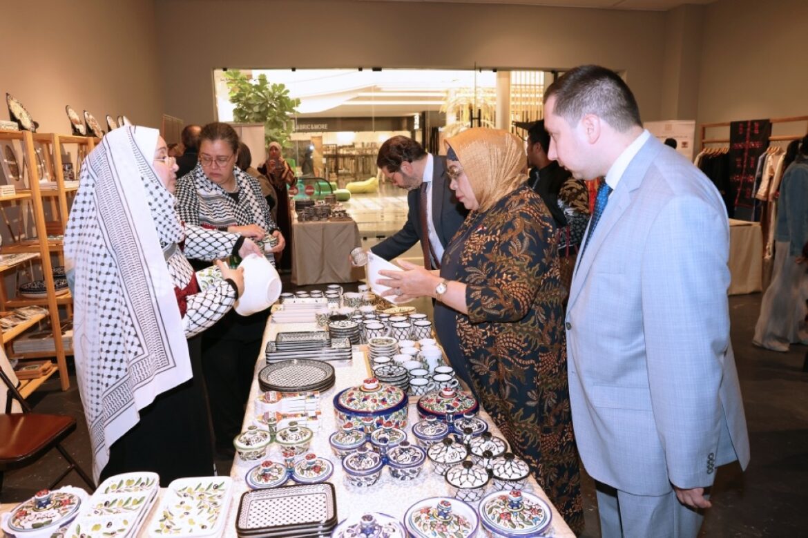 Indonesian ambassador to Kuwait Lena Maryana buying ceramics from the exhibition.