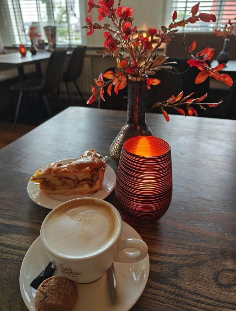 🍂 Autumn vibe in a café in Giethoorn, The Netherlands