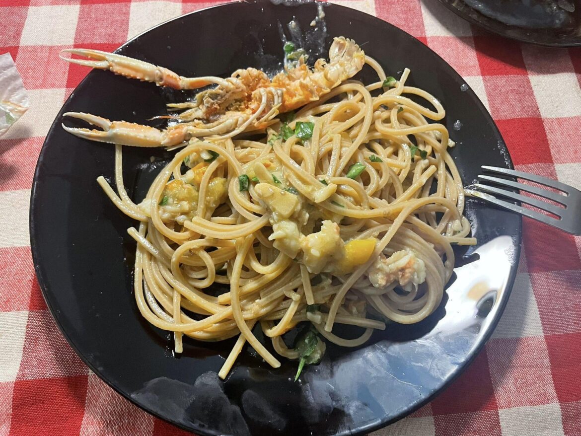 Spaghetti integrali quadrati agli scampi e pomodorini gialli