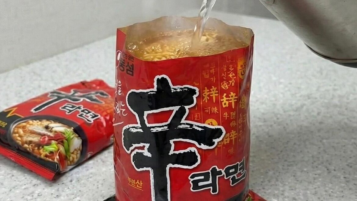 "Ppeoggeuri" The legendary Korean military ramen