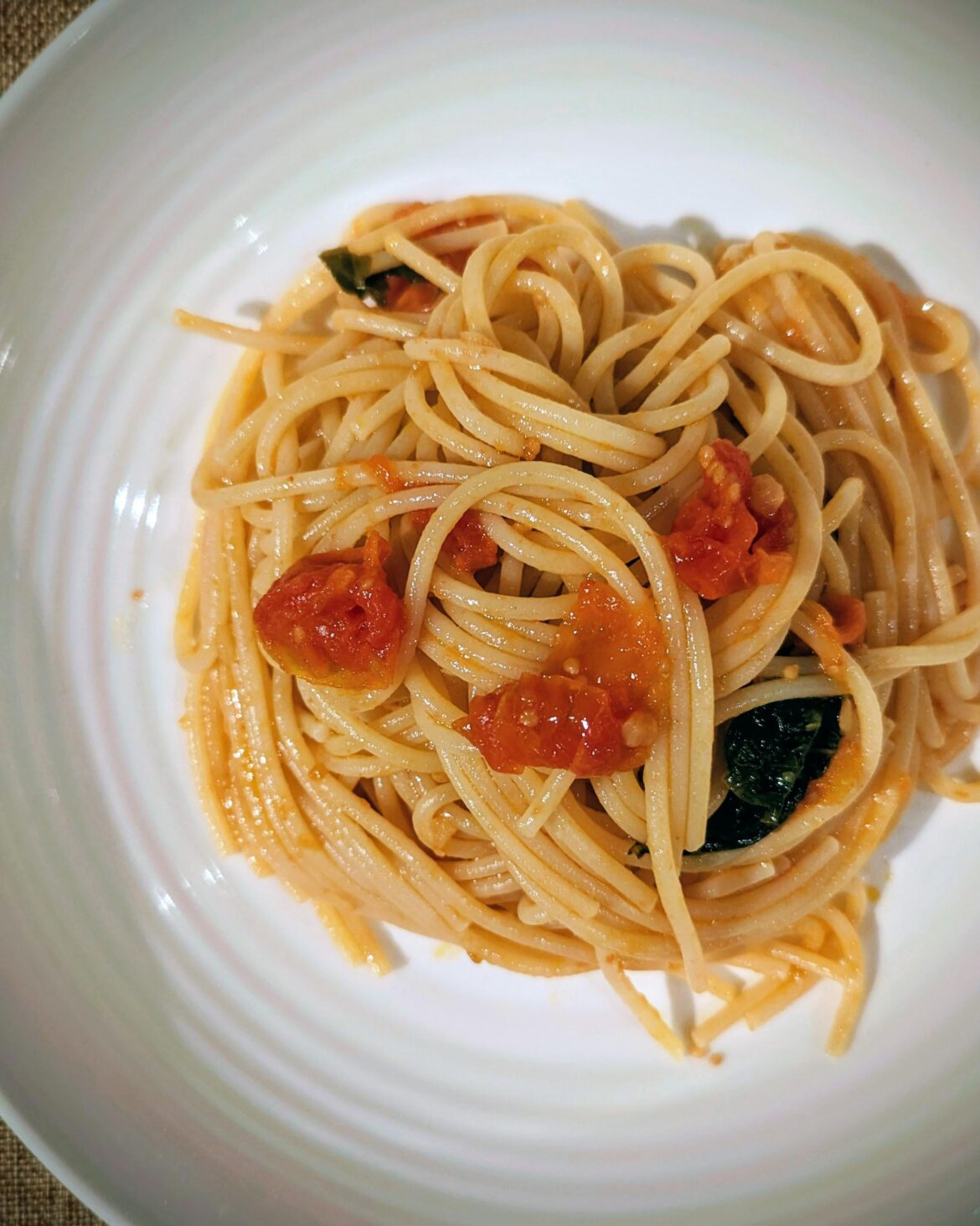 Spaghetti with cherry tomatoes and basil for a quick dinner