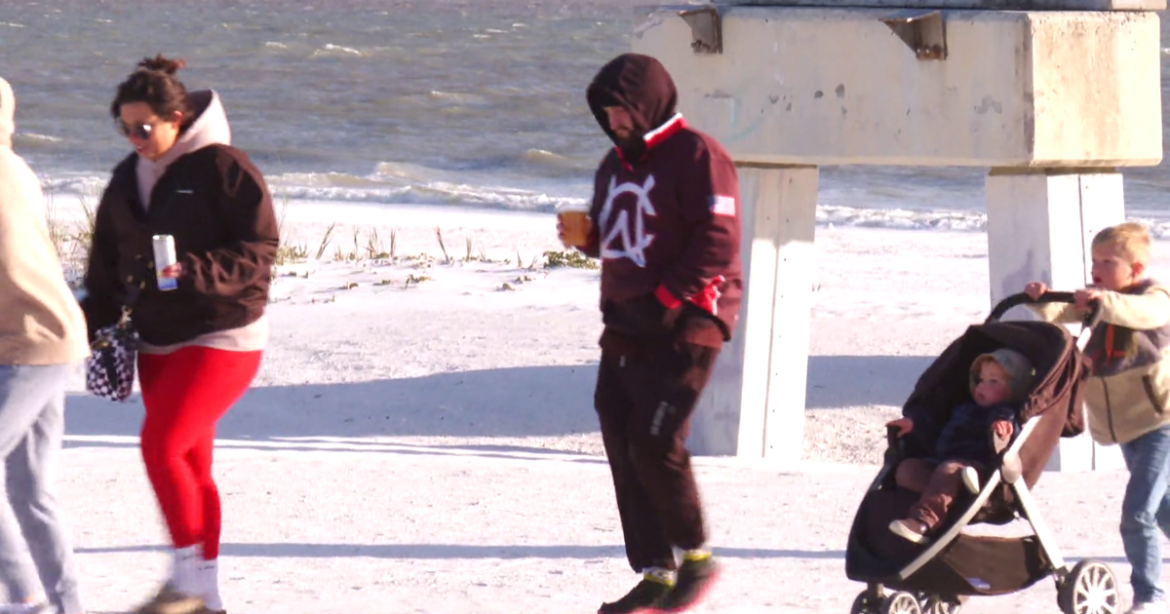 Cold snap hits Fort Myers Beach, food trucks face tough times | Lee County