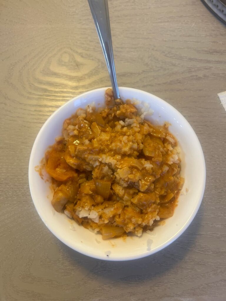 Butter chicken on cauliflower rice (480 cals) soo good 😋