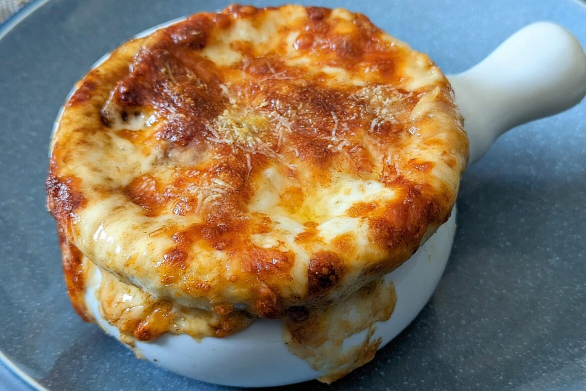 Homemade French onion soup (three cheese three onion) [OC]