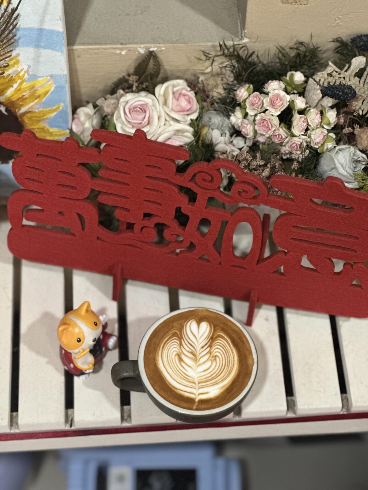 Watch me pour rosetta latte art