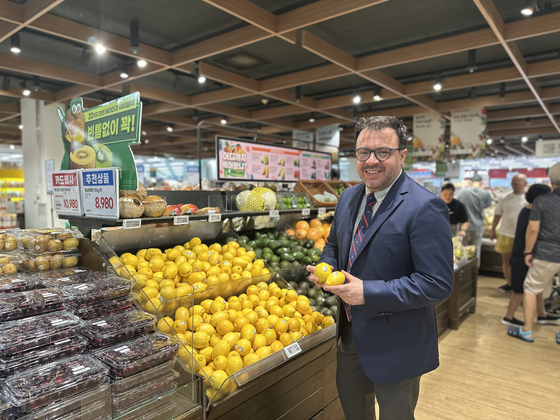 Chile’s Vice Minister of Agriculture Alan Espinosa-Ortiz introduces Chilean lemons on display at Emart's Yongsan branch in central Seoul during an interview with the Korea JoongAng Daily on July 29.[SEO JI-EUN]
