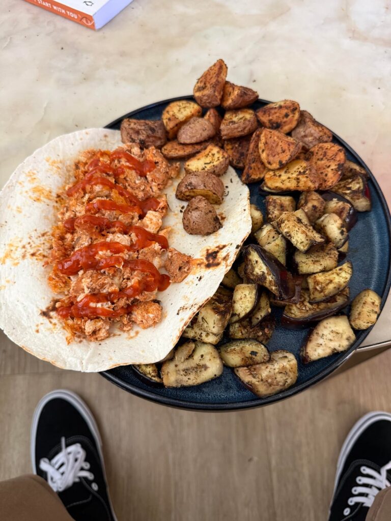 These kind of meals help you cut weight and eat a lot! 41G of Protein 32 Grams of Fiber for only 489Cal