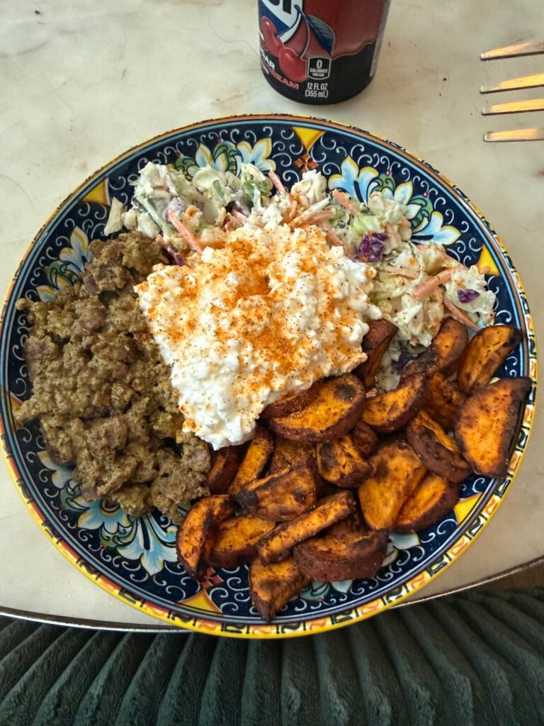 Meals like this have helped me cut weight and stay full! 😋 Ingredients and Macros on slide 2