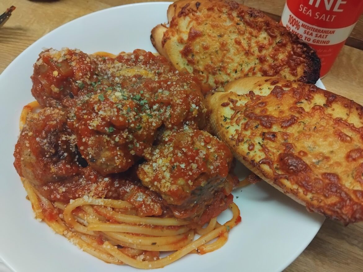Spaghetti and meatballs with garlic bread