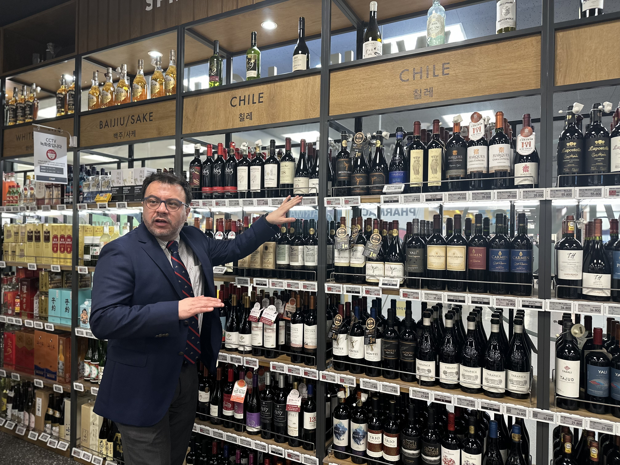 Chile’s Vice Minister of Agriculture Alan Espinosa-Ortiz introduces his country's wine on display at Emart's Yongsan branch in central Seoul during an interview with the Korea JoongAng Daily on July 29. [SEO JI-EUN]
