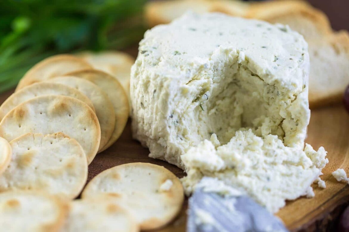 Discover This French Cheese That’s Half as Fatty as Boursin! Ce fromage frais 100% français est 2 fois moins gras que le Boursin