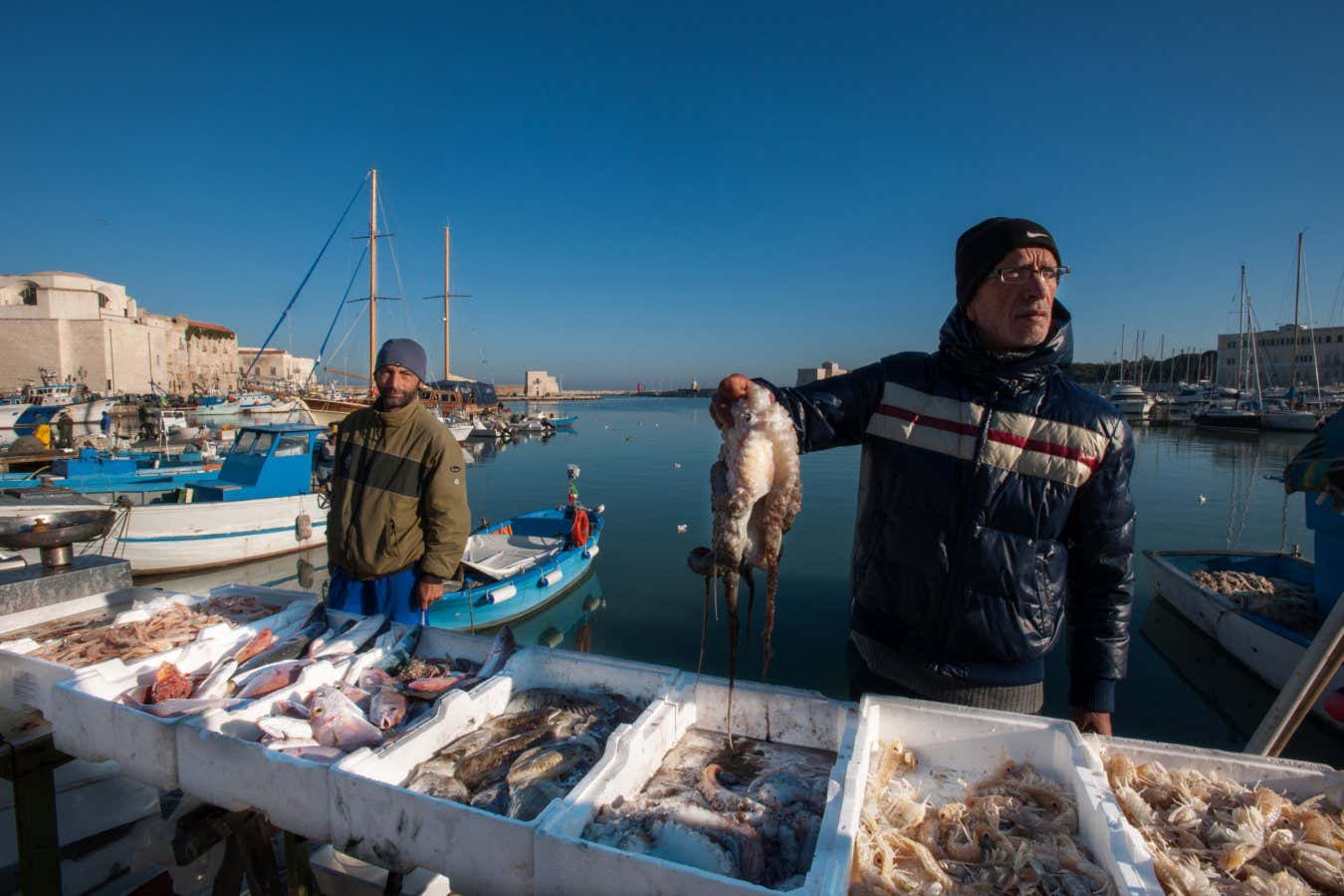 Fishmonger, Tourisic harbour, Trani, Apulia, Italy, Europe. (Photo by: Alfio Giannotti/REDA&CO/Universal Images Group via Getty Images)