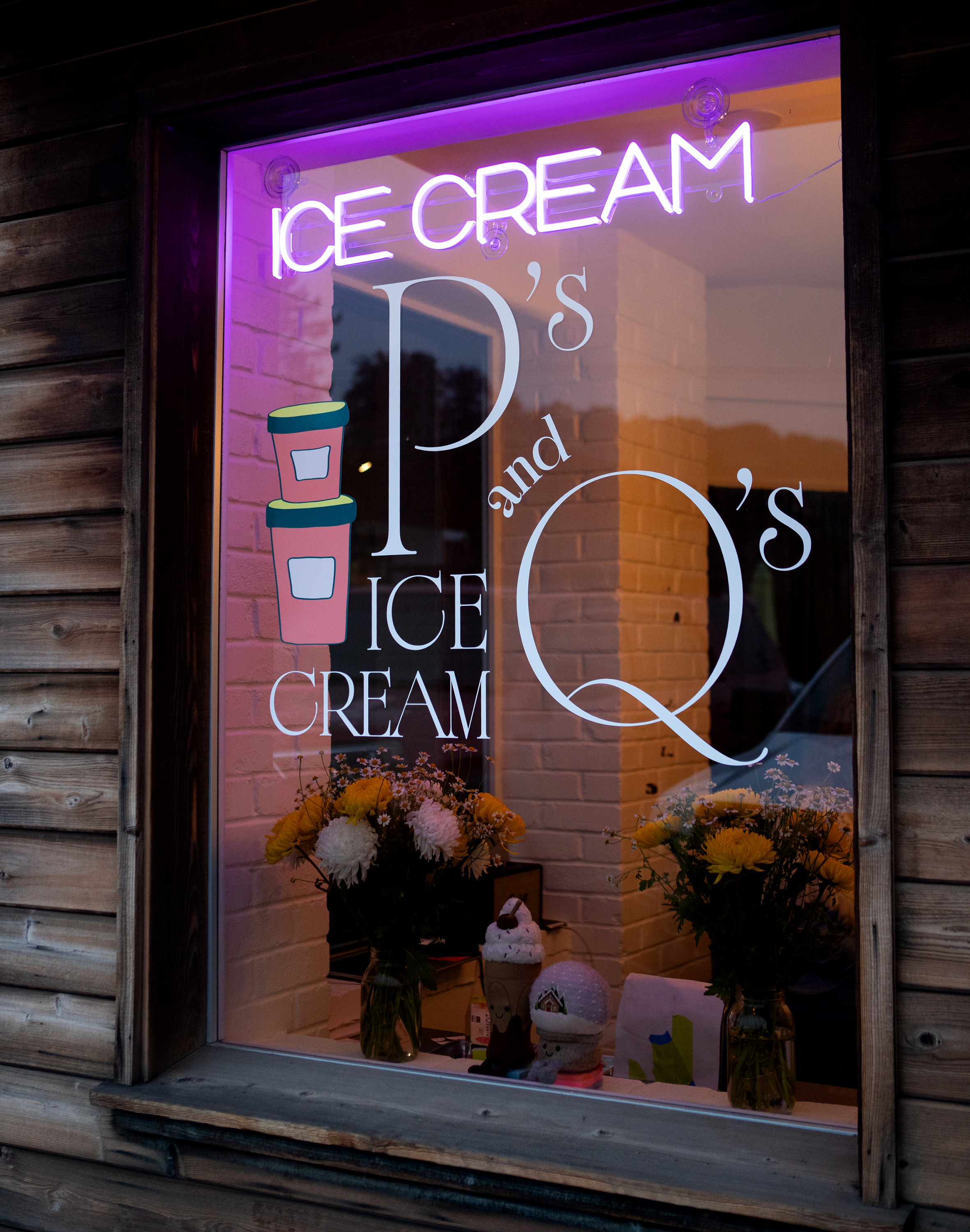 The store window for Pâs and Qâs Ice Cream in...