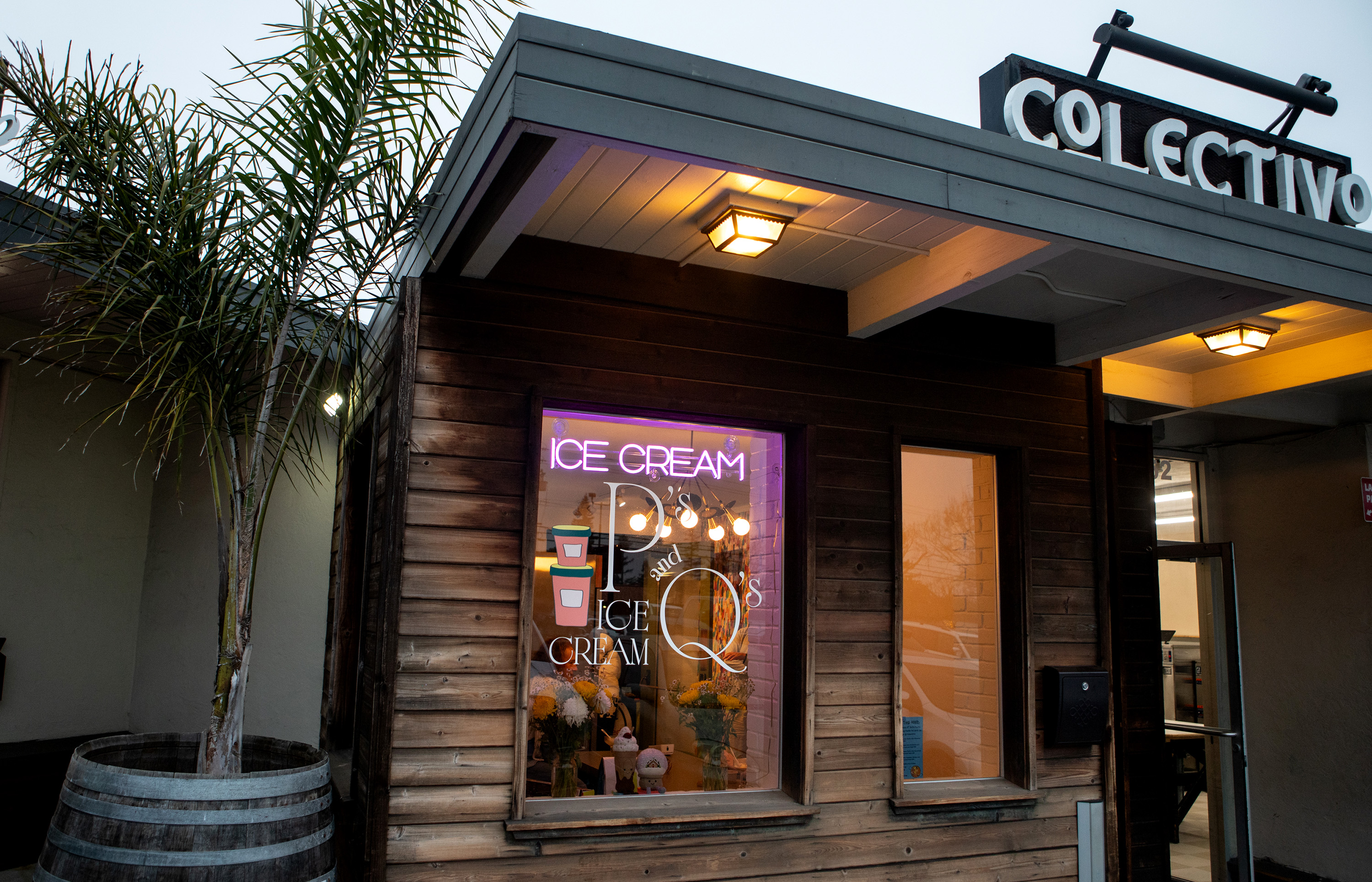 The store window near the entrance for Pâs and Qâs...