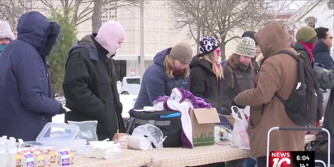 Winter clothing and food drive helps Lansing residents