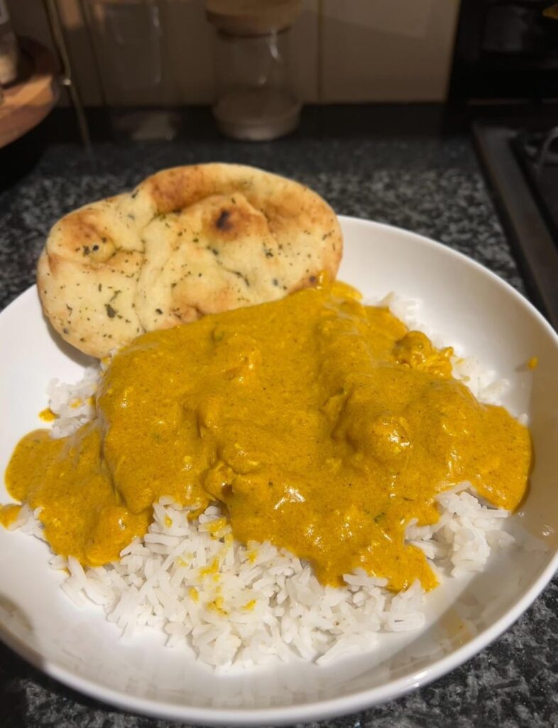 Chicken korma with rice & naan bread - 556 cal.