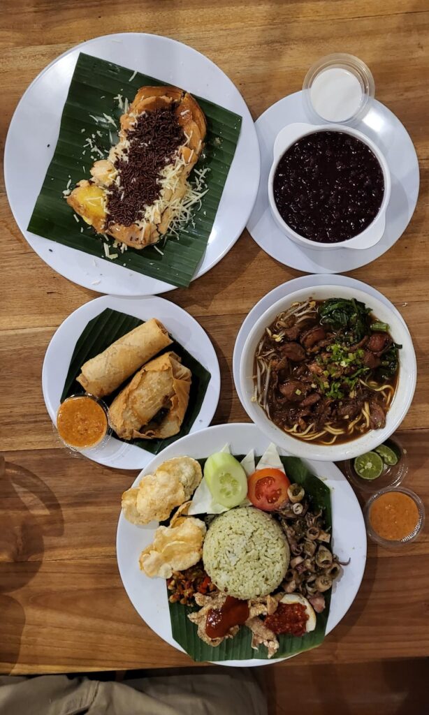 For today's breakfast, I had Squid Lime Rice, Grilled Coconut Cake, Fried Fish Cake, Mutton Fried Rice, Black Glutinous Rice Porridge, Water Spinach Noodle Soup, and Fried Spring Rolls.