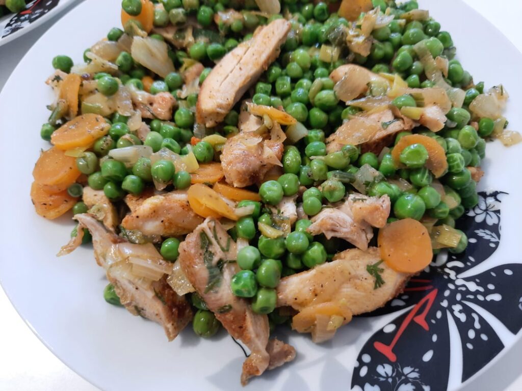 Peas with chicken - simple and good for a rainy day