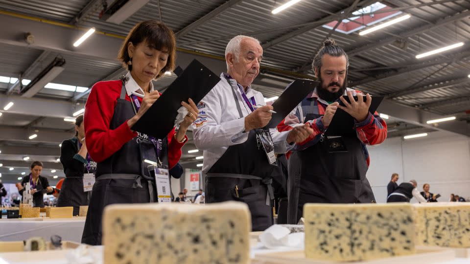 Judges write down their notes at the Mondial du Fromage. - Alexandre Alloul