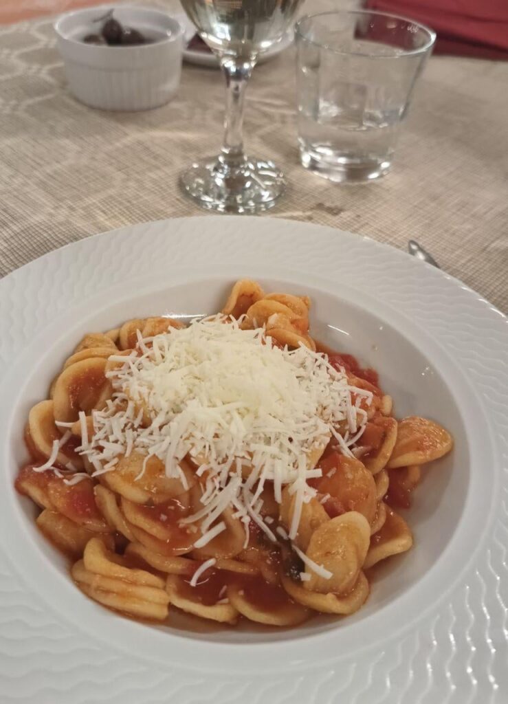 Simple and comforting: Orecchiette with fresh tomato sauce and a mountain of cheese 🍝