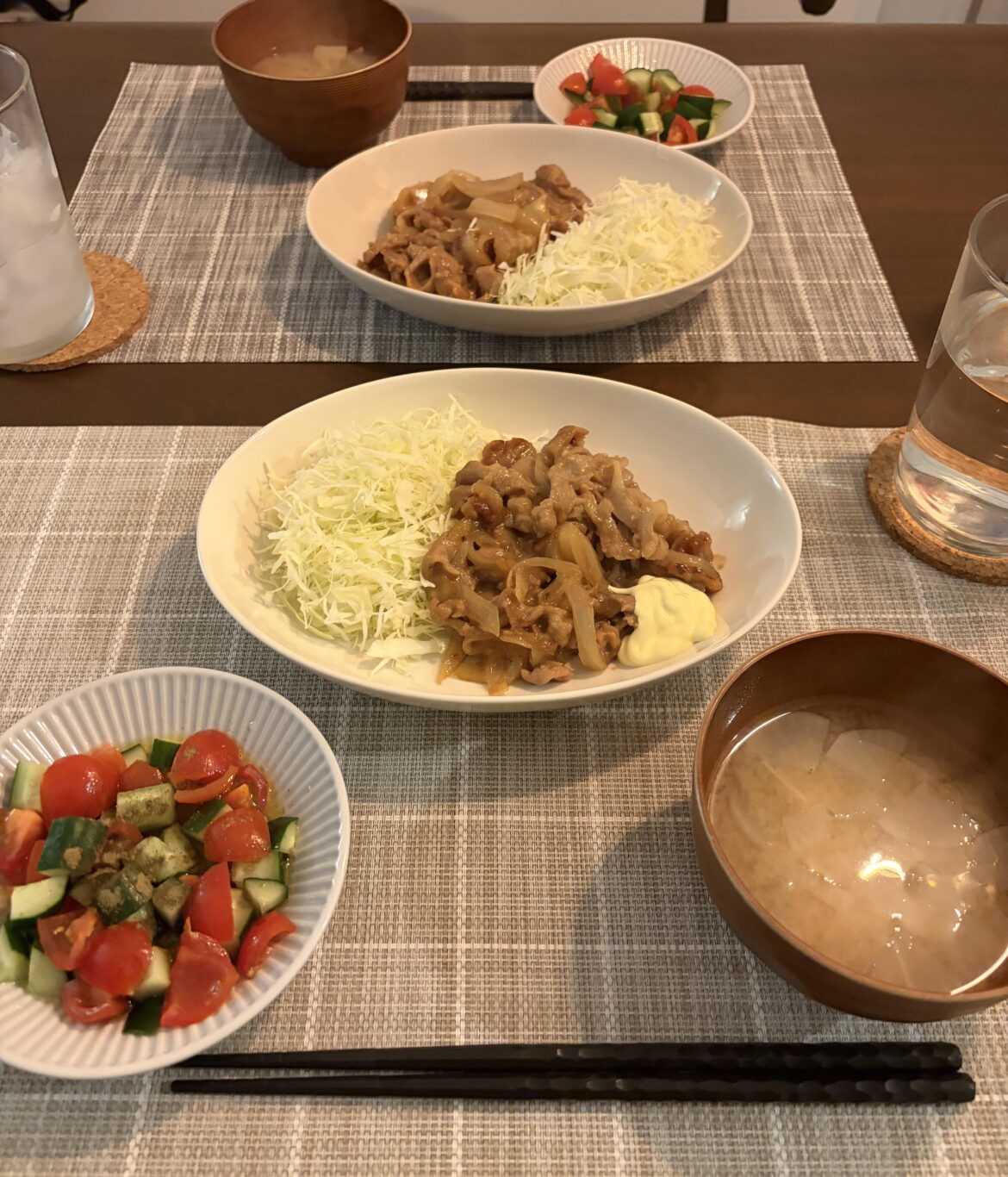 【我が家の夕食】旦那が下味から作った生姜焼きと、私の特製サラダです。🍚🥢 Tonight's Dinner: Ginger Pork (Shogayaki) marinated by my husband, and my tomato-cucumber salad.