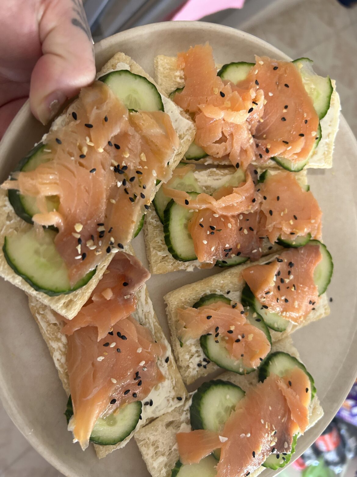 6 smoked salmon Cruskits 350cals