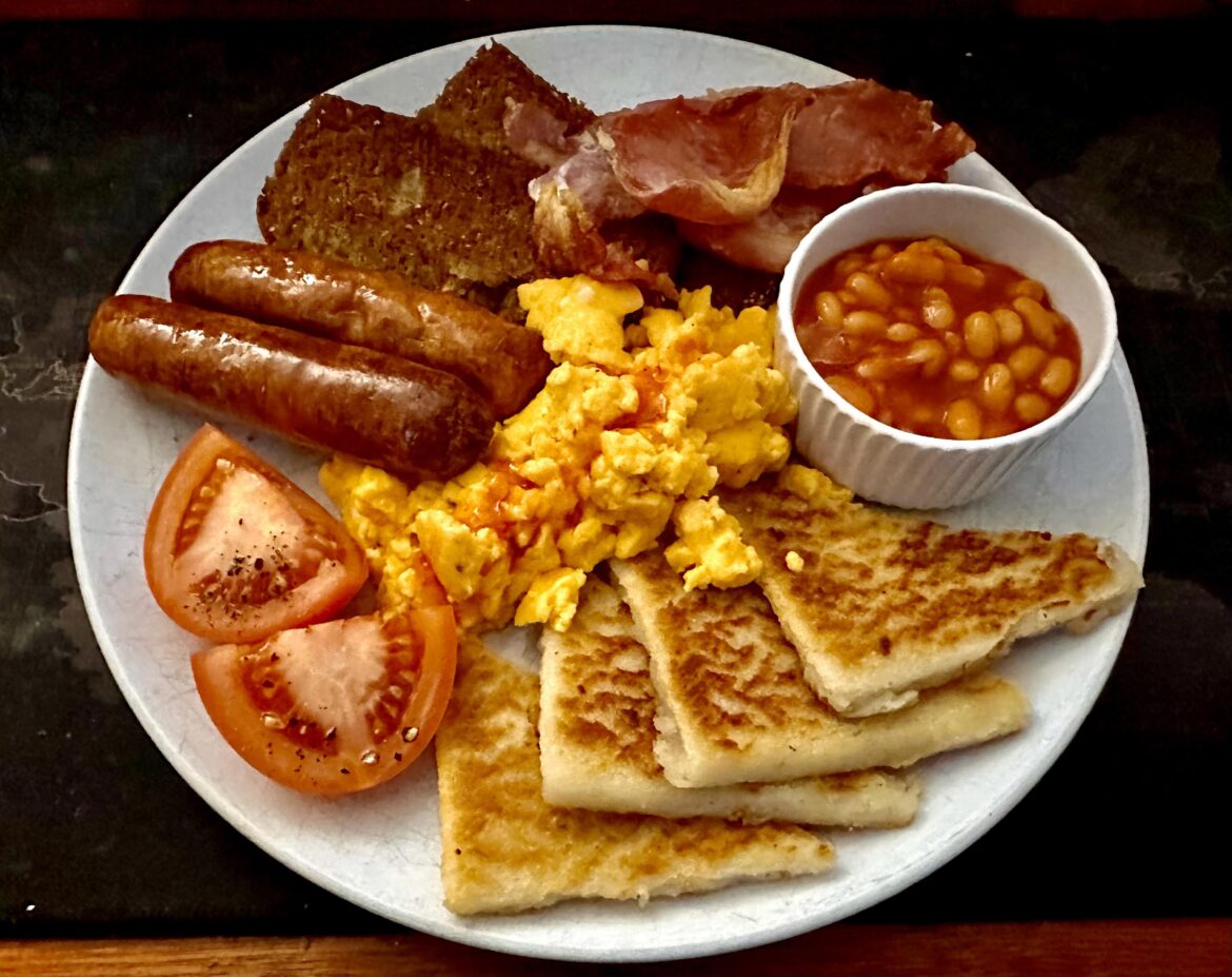 I went for scrambled egg this morning sweet chilli on top along with wheaten bread, sausages, bacon, potato bread, raw tomato and bbq beans